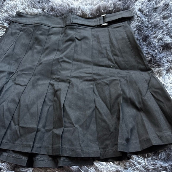 Poster Grl x Dolls Kill Black Pleated Mini Skirt – Size Large (NWT) - Picture 2 of 8